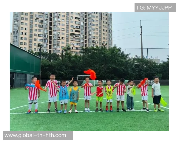 女生踢足球精彩瞬间集锦展现青春活力与团队精神